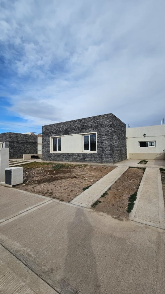 CASA EN ALQUILER A ESTRENAR - BARRIO PRIVADO CASAS DE LA FALDA (Cipolletti)