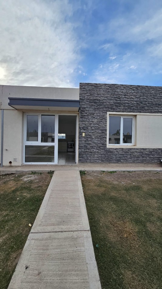 CASA EN ALQUILER A ESTRENAR - BARRIO PRIVADO CASAS DE LA FALDA (Cipolletti)