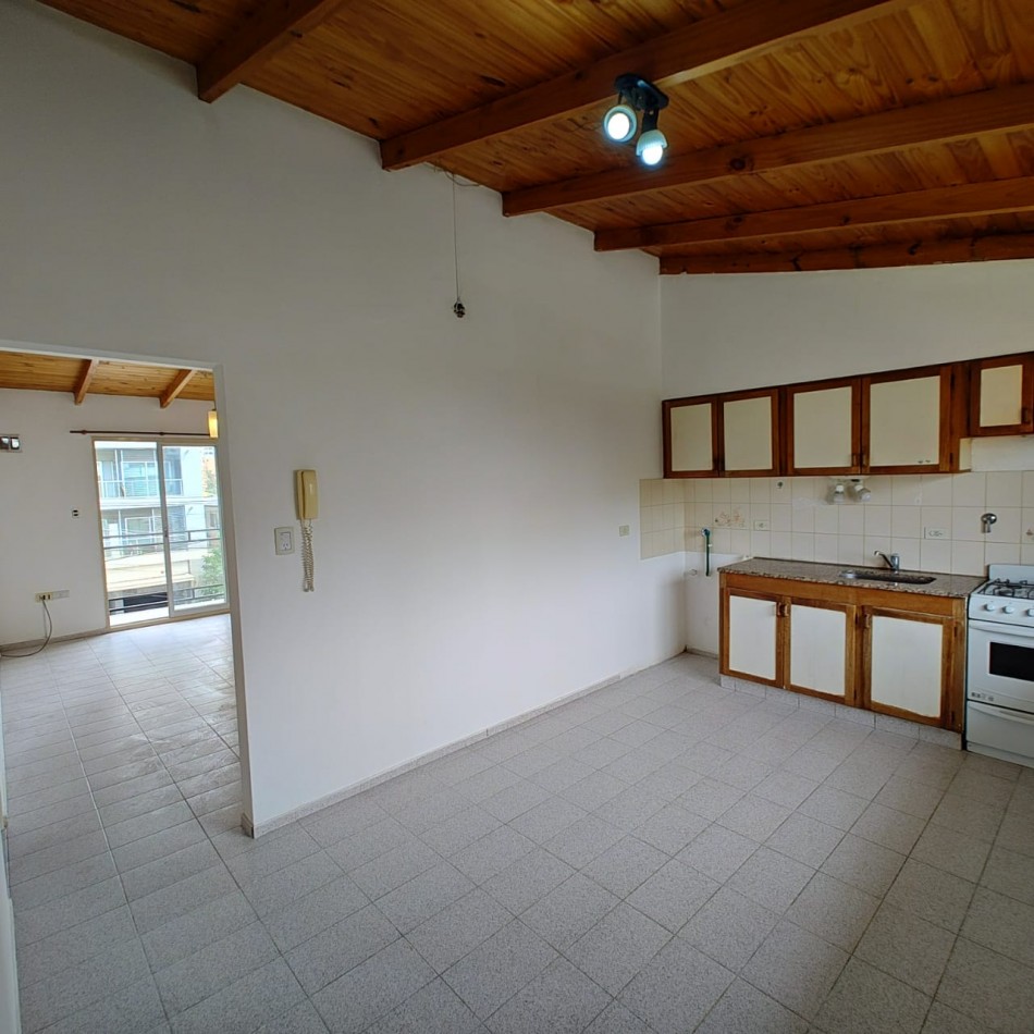 DEPARTAMENTO 2 DORMITORIOS CON BALCON Y ENTRADA DE VEHICULO EN ALQUILER 