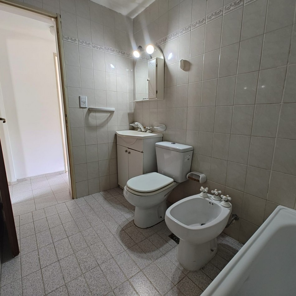 DEPARTAMENTO 2 DORMITORIOS CON BALCON Y ENTRADA DE VEHICULO EN ALQUILER 