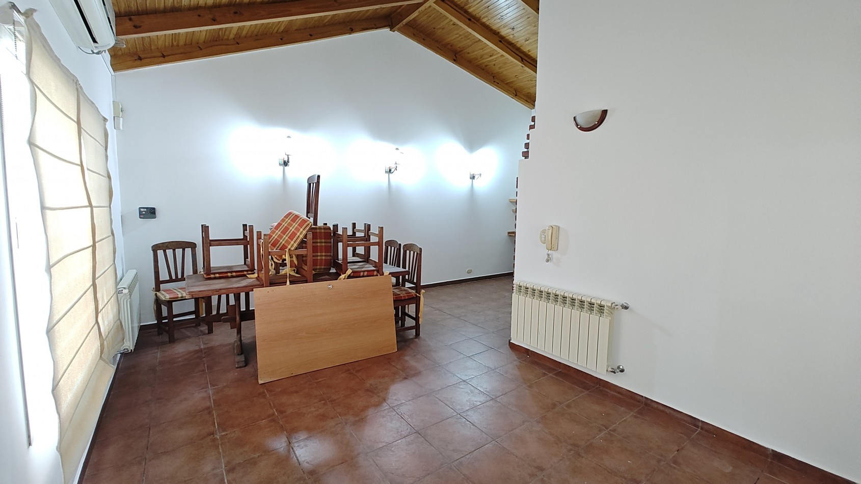 CASA 4 DORMITORIOS CON PILETA - BARRIO SANTA GENOVEVA - ALQUILER