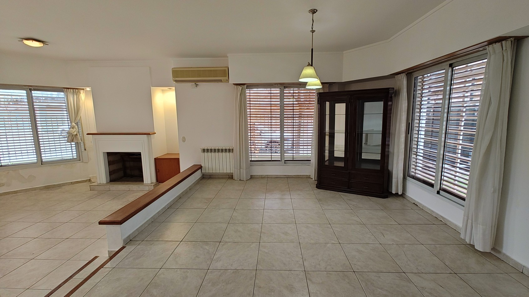 CASA 4 DORMITORIOS CON PILETA - BARRIO SANTA GENOVEVA - ALQUILER