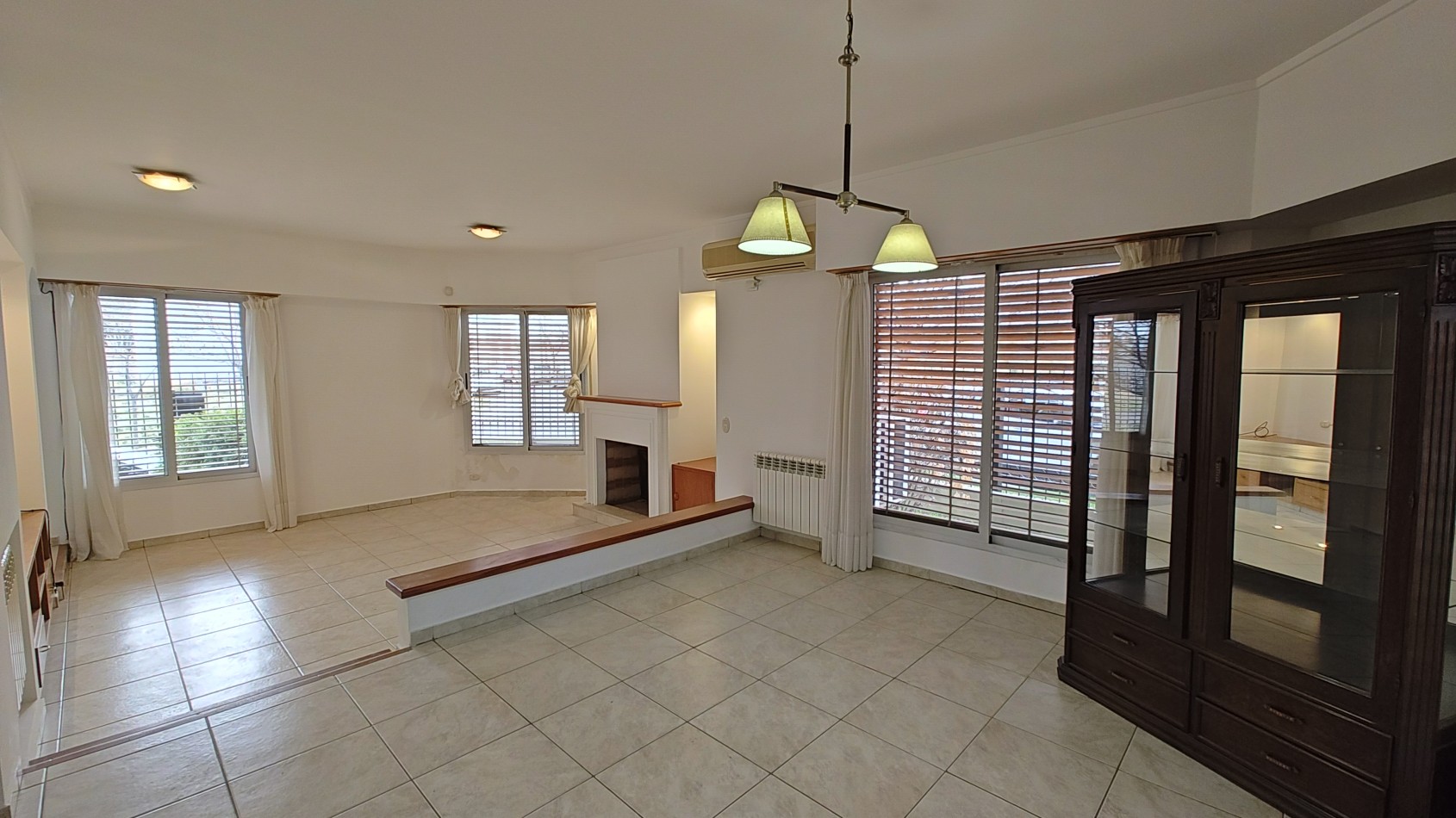 CASA 4 DORMITORIOS CON PILETA - BARRIO SANTA GENOVEVA - ALQUILER