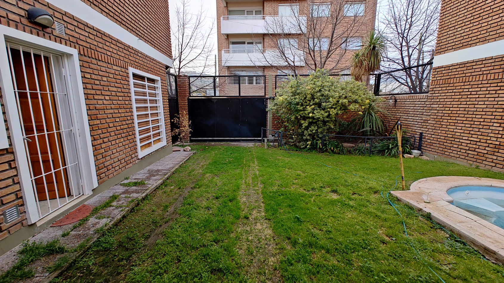 CASA 4 DORMITORIOS CON PILETA - BARRIO SANTA GENOVEVA - ALQUILER