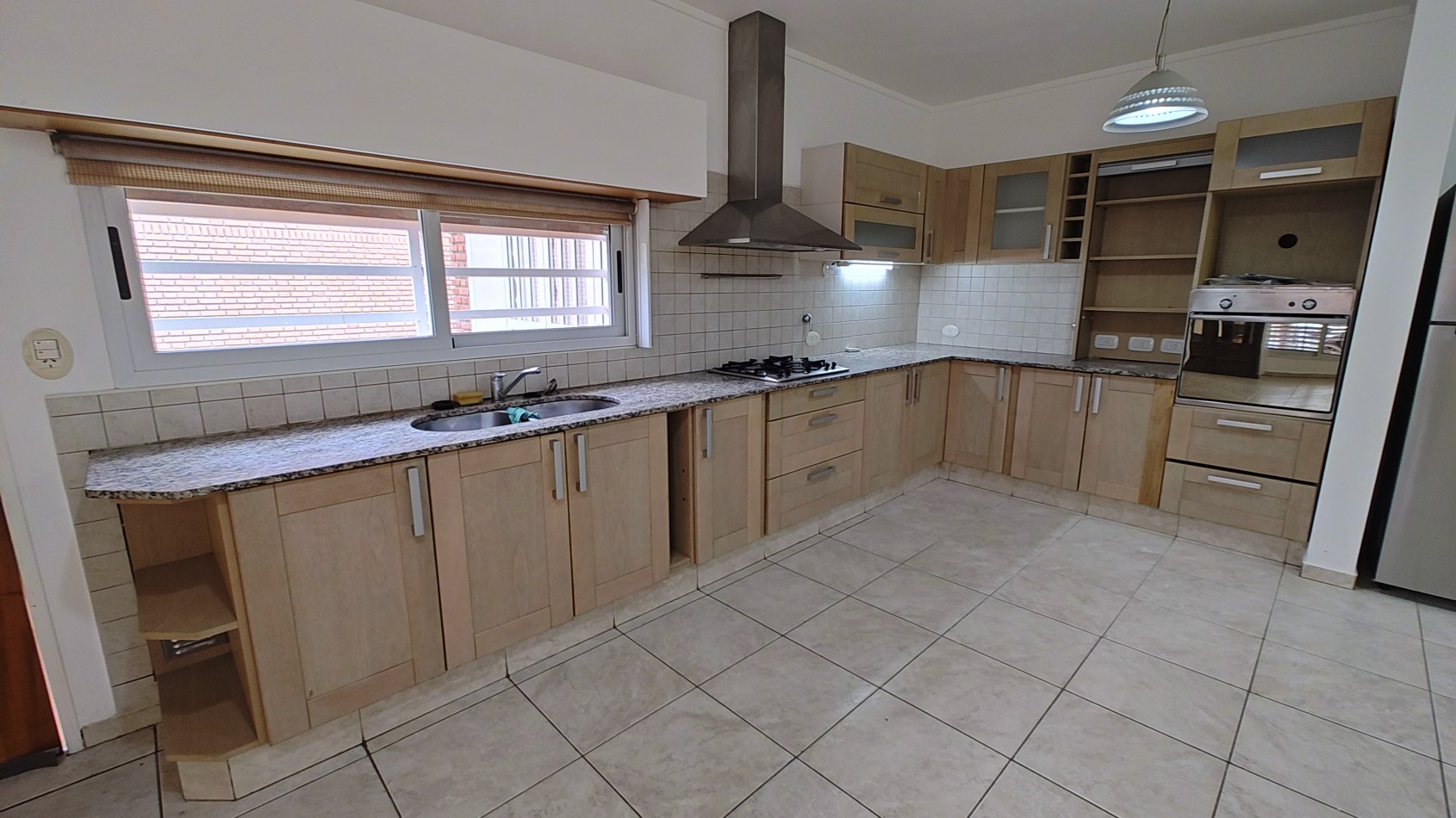 CASA 4 DORMITORIOS CON PILETA - BARRIO SANTA GENOVEVA - ALQUILER