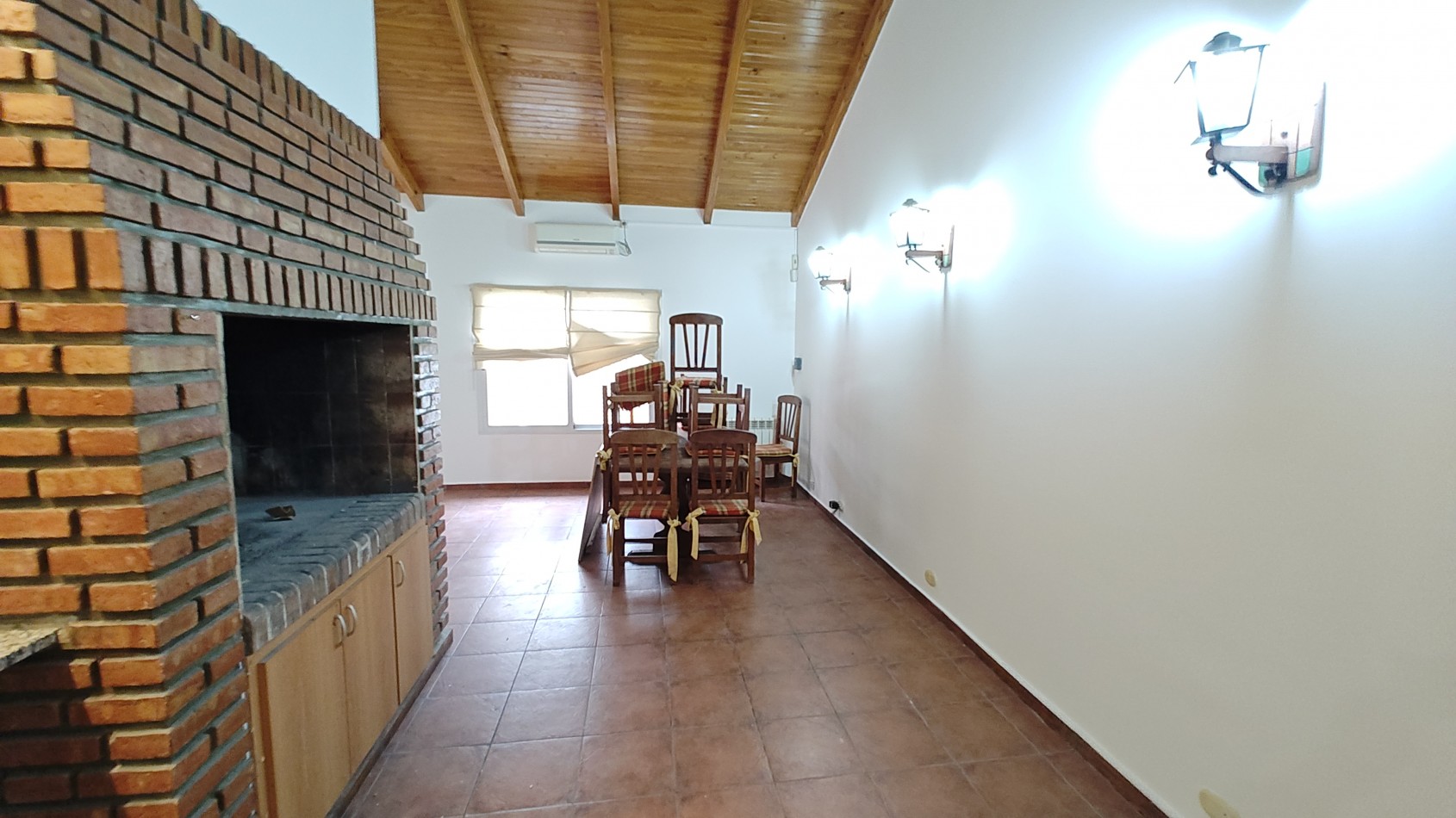 CASA 4 DORMITORIOS CON PILETA - BARRIO SANTA GENOVEVA - ALQUILER