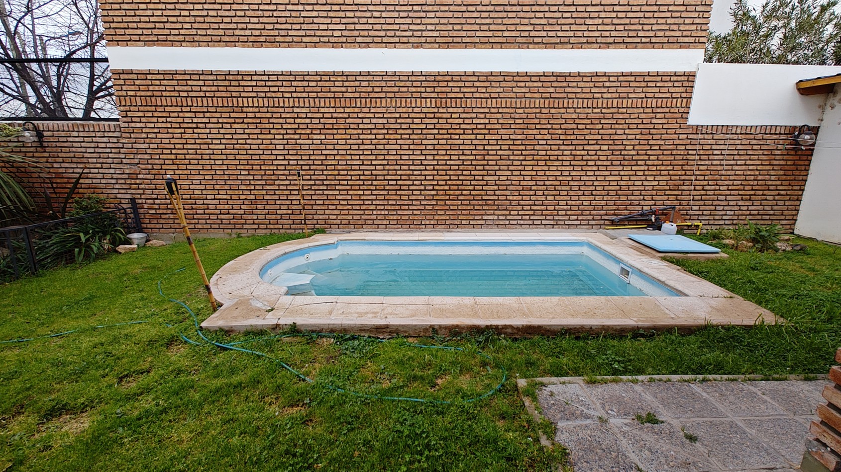 CASA 4 DORMITORIOS CON PILETA - BARRIO SANTA GENOVEVA - ALQUILER