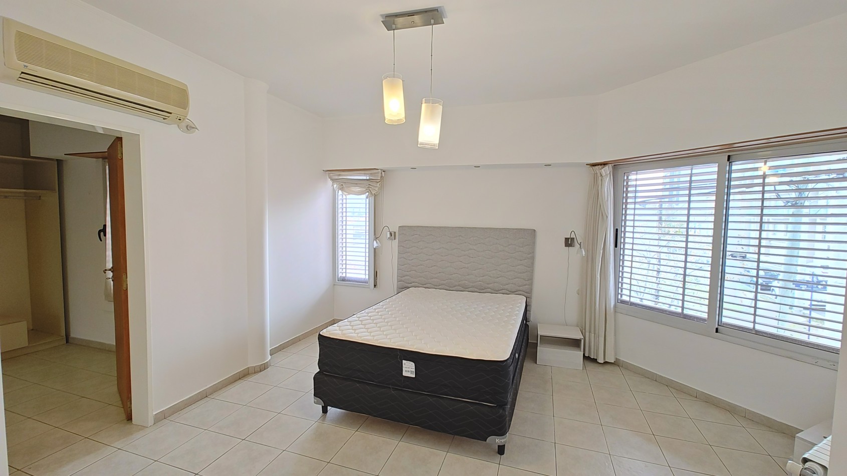 CASA 4 DORMITORIOS CON PILETA - BARRIO SANTA GENOVEVA - ALQUILER
