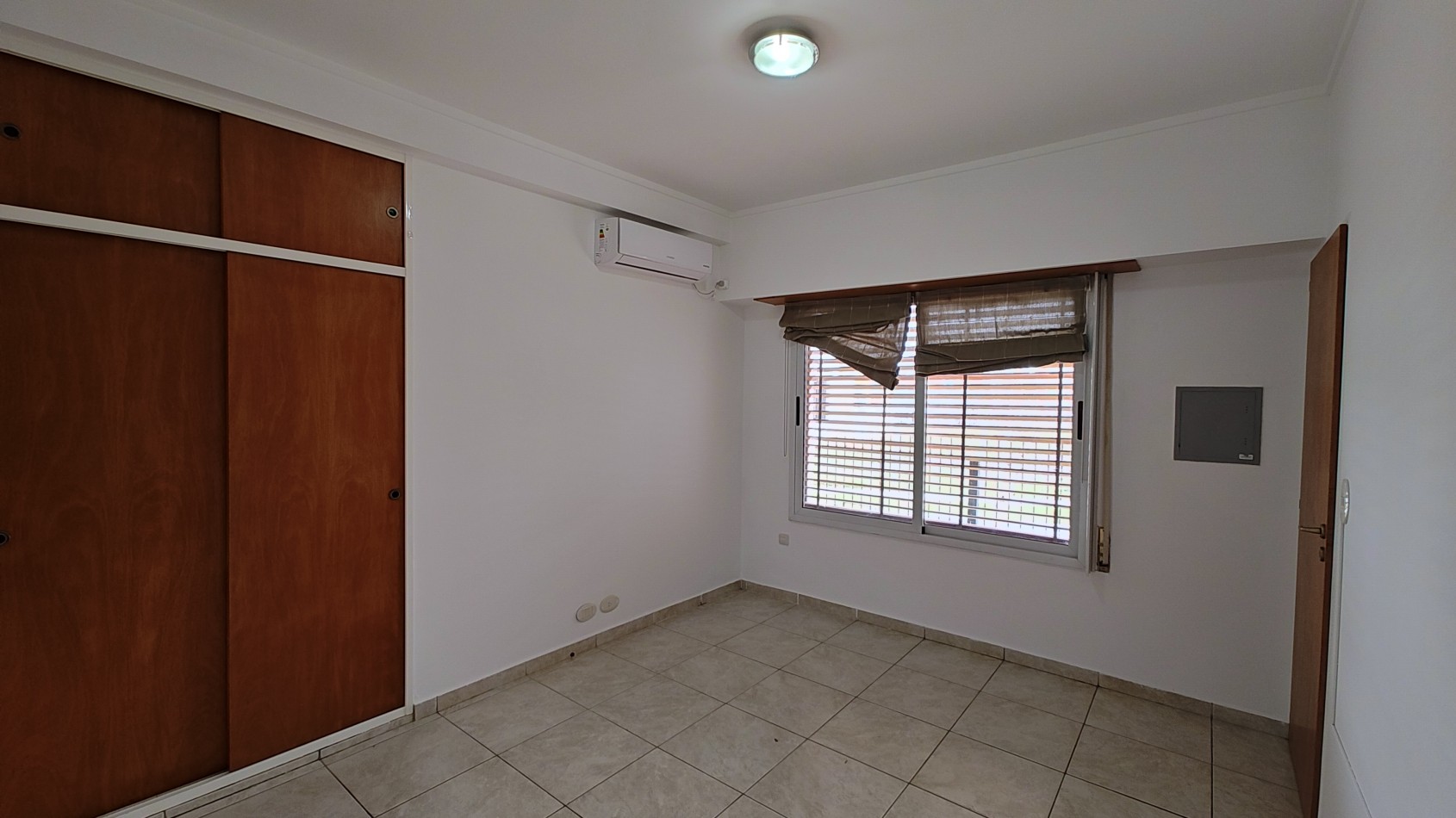 CASA 4 DORMITORIOS CON PILETA - BARRIO SANTA GENOVEVA - ALQUILER