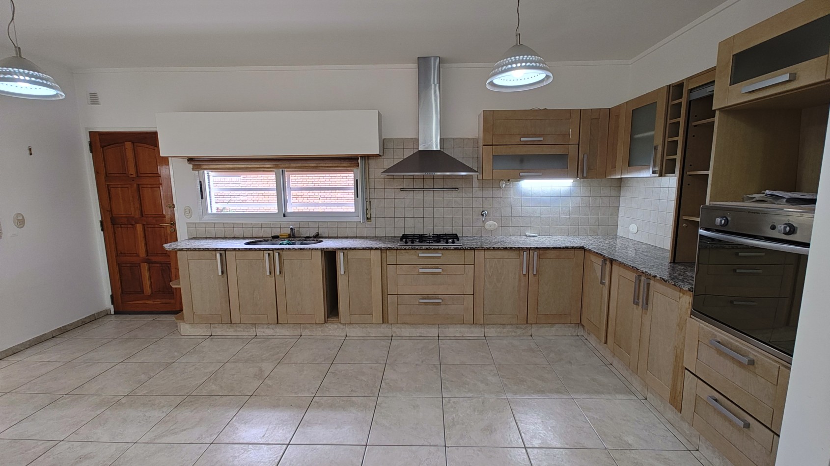 CASA 4 DORMITORIOS CON PILETA - BARRIO SANTA GENOVEVA - ALQUILER