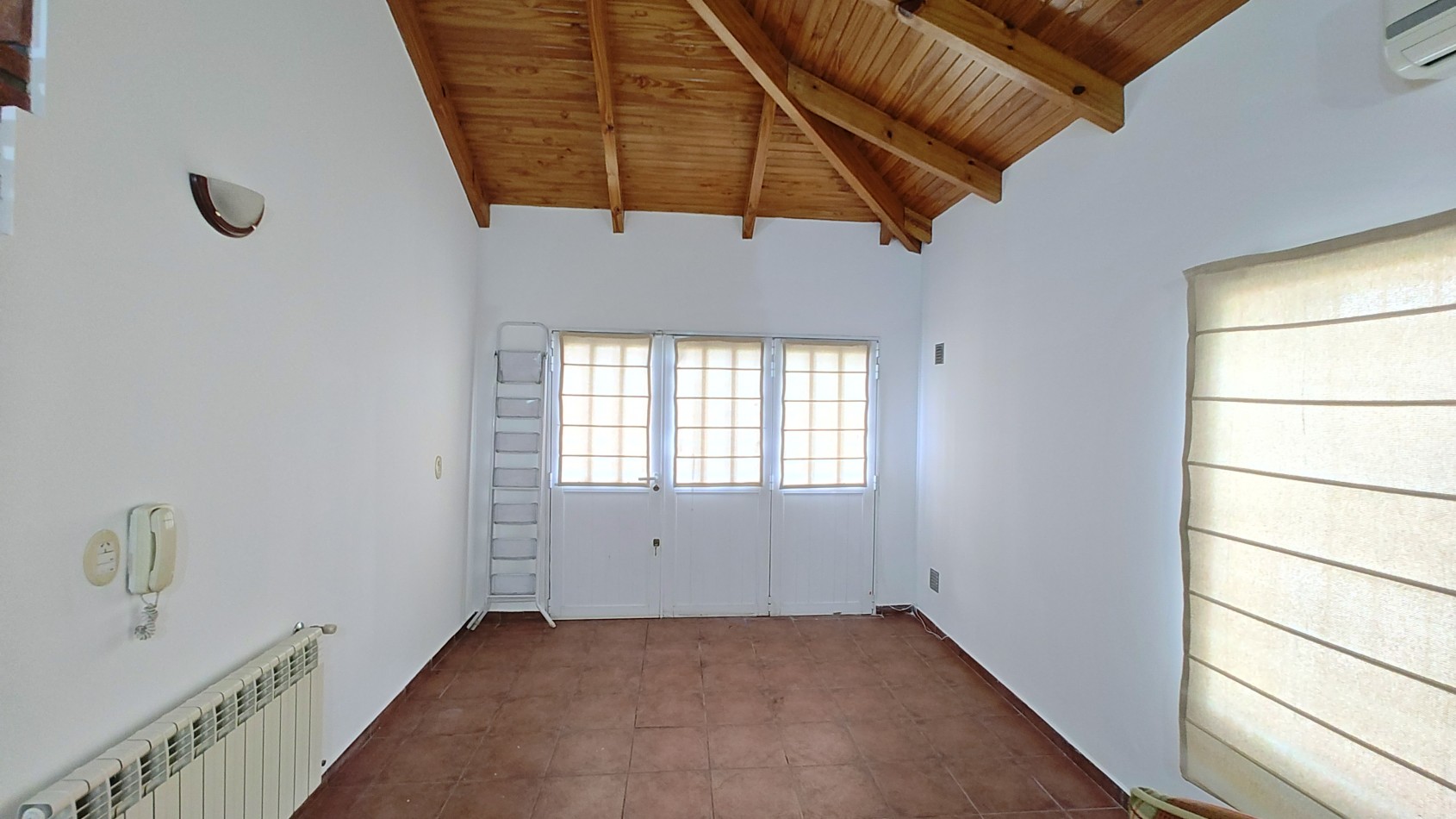 CASA 4 DORMITORIOS CON PILETA - BARRIO SANTA GENOVEVA - ALQUILER