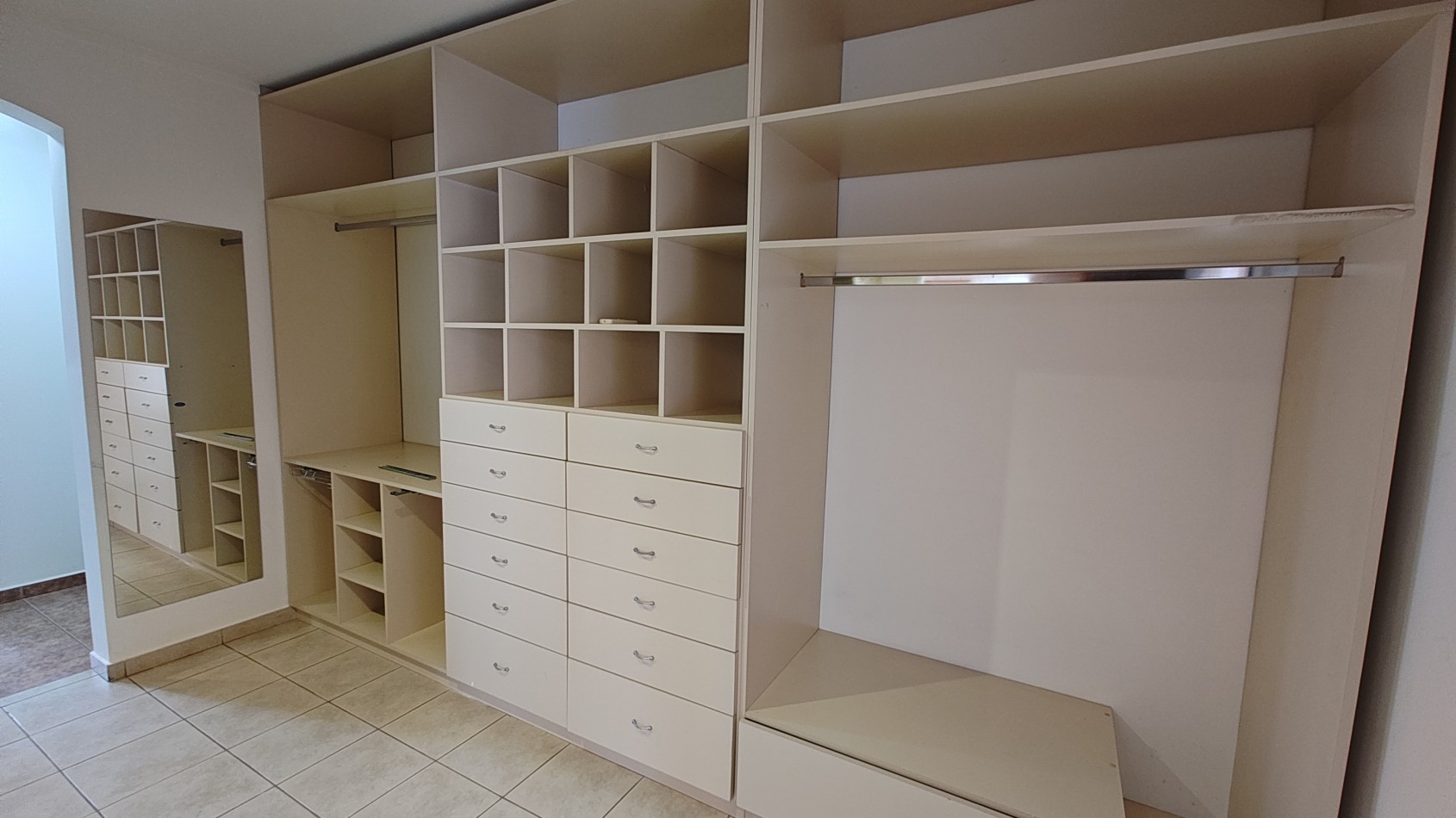 CASA 4 DORMITORIOS CON PILETA - BARRIO SANTA GENOVEVA - ALQUILER
