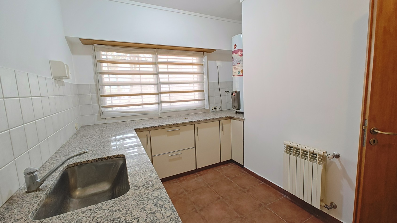 CASA 4 DORMITORIOS CON PILETA - BARRIO SANTA GENOVEVA - ALQUILER