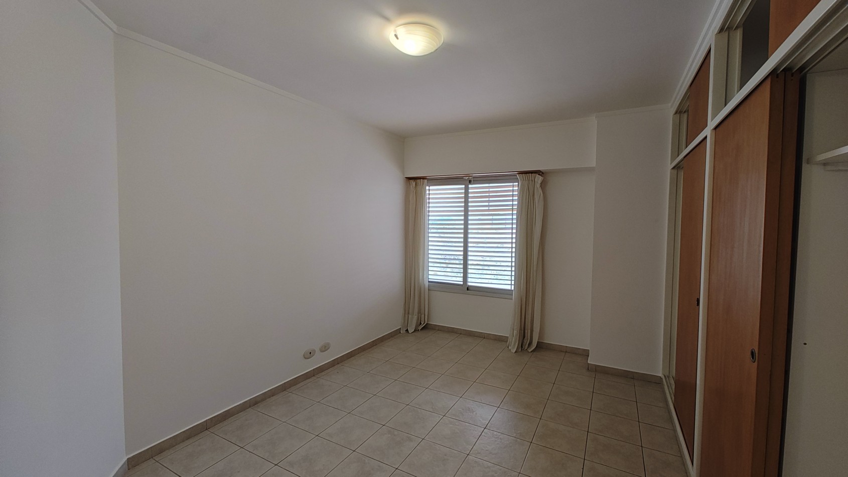 CASA 4 DORMITORIOS CON PILETA - BARRIO SANTA GENOVEVA - ALQUILER