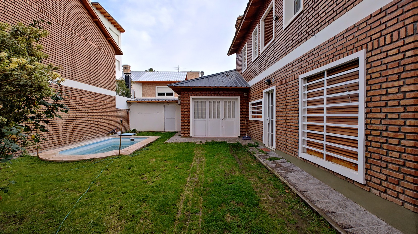 CASA 4 DORMITORIOS CON PILETA - BARRIO SANTA GENOVEVA - ALQUILER