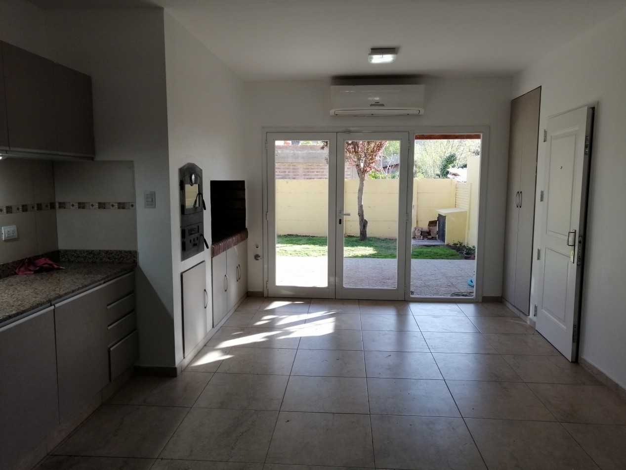 CASA 4 DORMITORIOS CON PILETA EN ALQUILER - BARRIO RINCON DE EMILIO