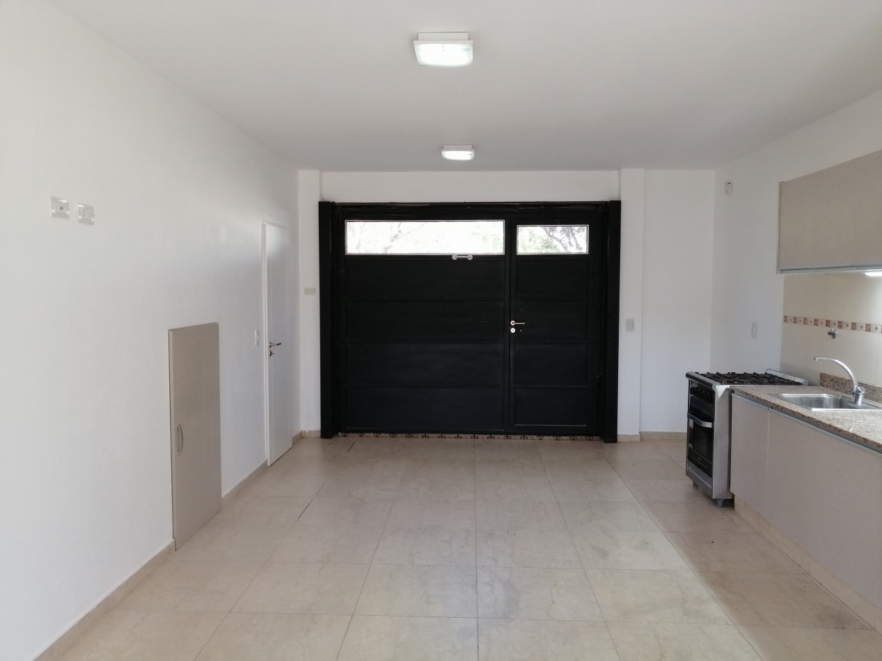 CASA 4 DORMITORIOS CON PILETA EN ALQUILER - BARRIO RINCON DE EMILIO