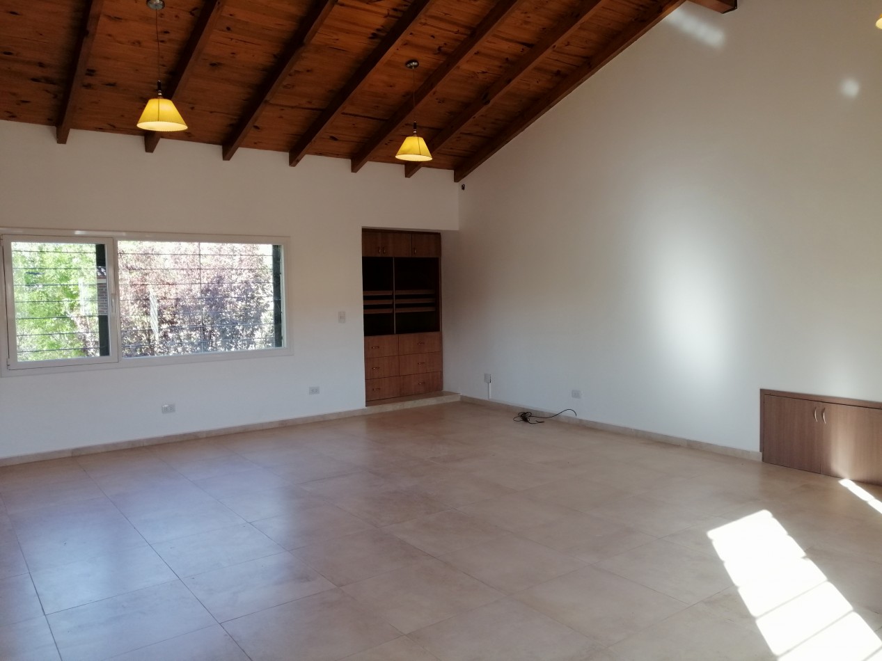 CASA 4 DORMITORIOS CON PILETA EN ALQUILER - BARRIO RINCON DE EMILIO