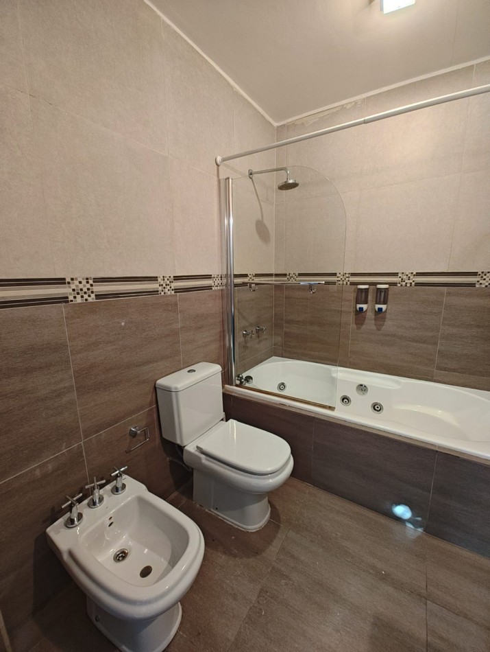 CASA 4 DORMITORIOS CON PILETA EN ALQUILER - BARRIO RINCON DE EMILIO