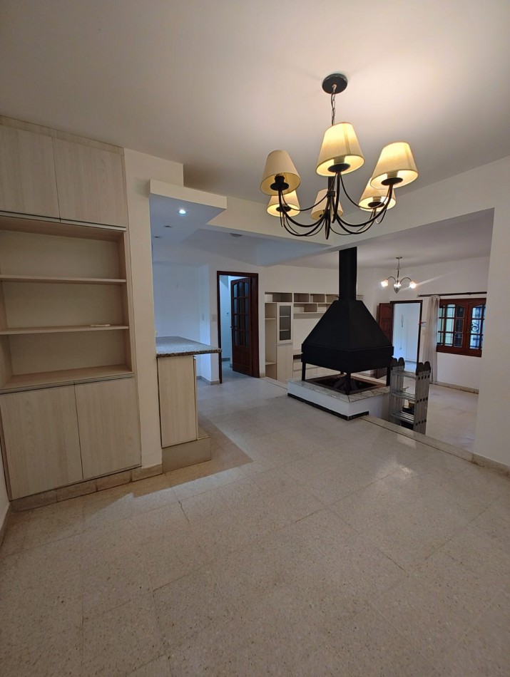 CASA 4 DORMITORIOS CON PILETA EN ALQUILER - BARRIO RINCON DE EMILIO