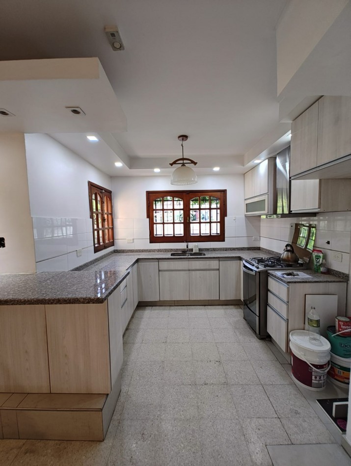 CASA 4 DORMITORIOS CON PILETA EN ALQUILER - BARRIO RINCON DE EMILIO