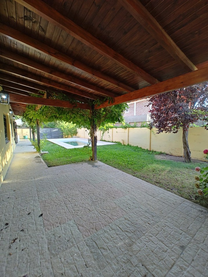 CASA 4 DORMITORIOS CON PILETA EN ALQUILER - BARRIO RINCON DE EMILIO
