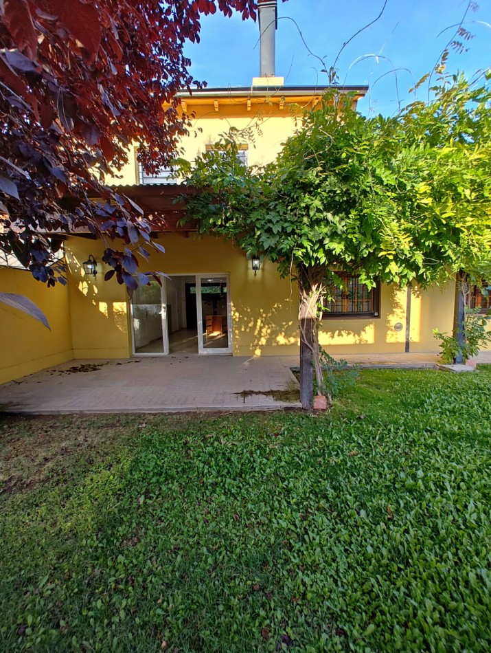 CASA 4 DORMITORIOS CON PILETA EN ALQUILER - BARRIO RINCON DE EMILIO