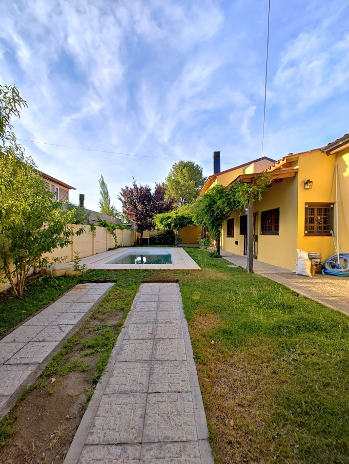 CASA 4 DORMITORIOS CON PILETA EN ALQUILER - BARRIO RINCON DE EMILIO