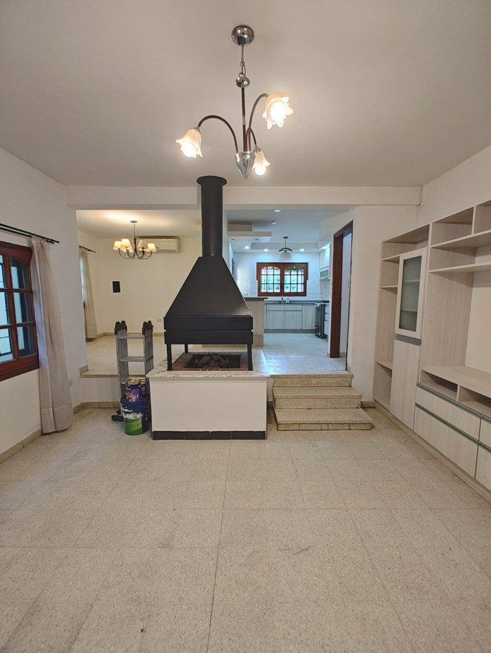 CASA 4 DORMITORIOS CON PILETA EN ALQUILER - BARRIO RINCON DE EMILIO