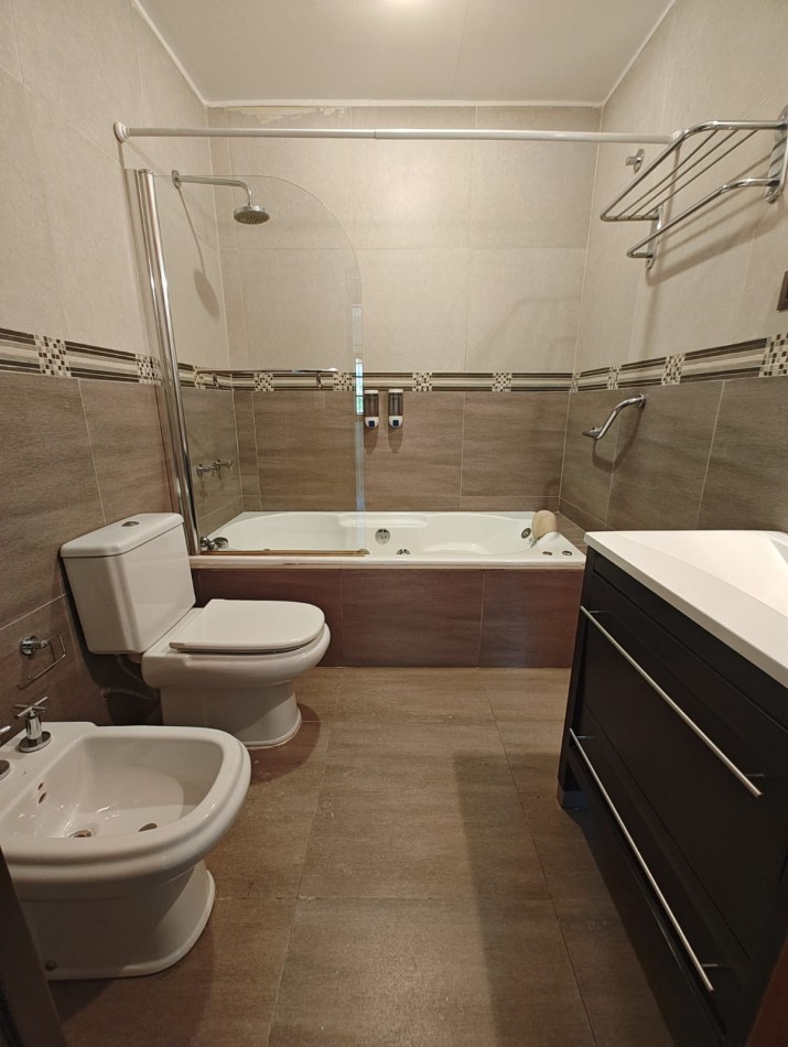 CASA 4 DORMITORIOS CON PILETA EN ALQUILER - BARRIO RINCON DE EMILIO