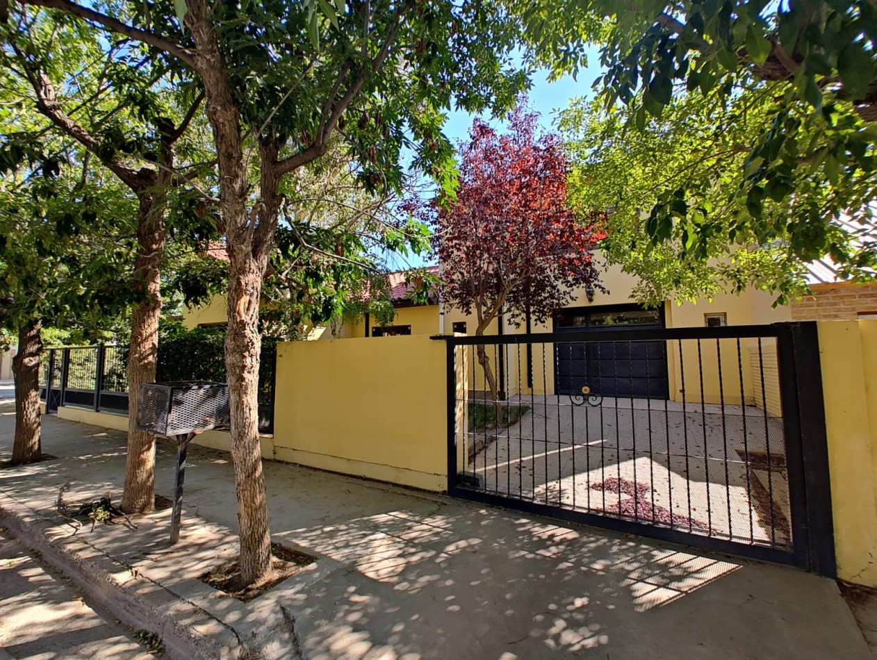 CASA 4 DORMITORIOS CON PILETA EN ALQUILER - BARRIO RINCON DE EMILIO