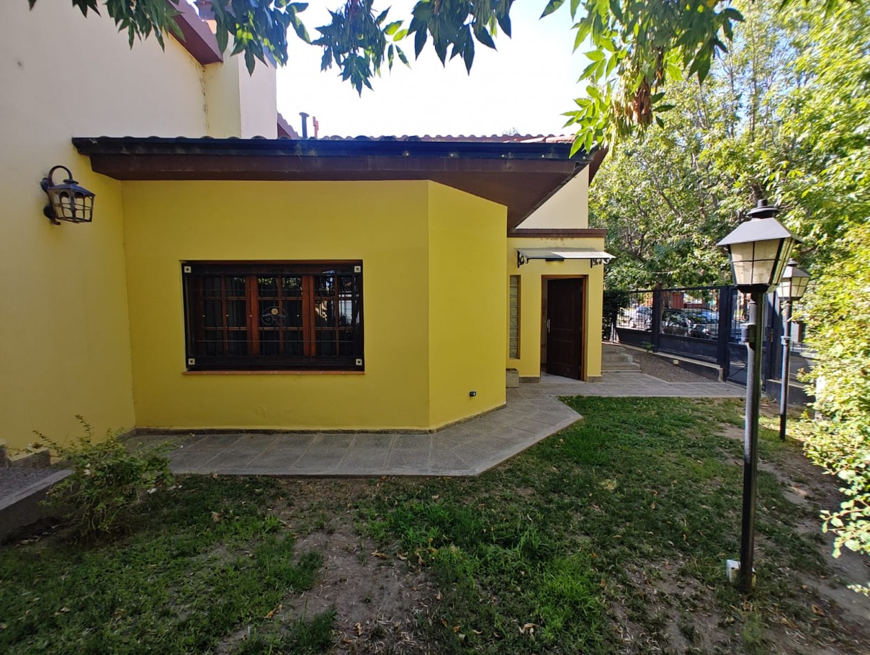 CASA 4 DORMITORIOS CON PILETA EN ALQUILER - BARRIO RINCON DE EMILIO