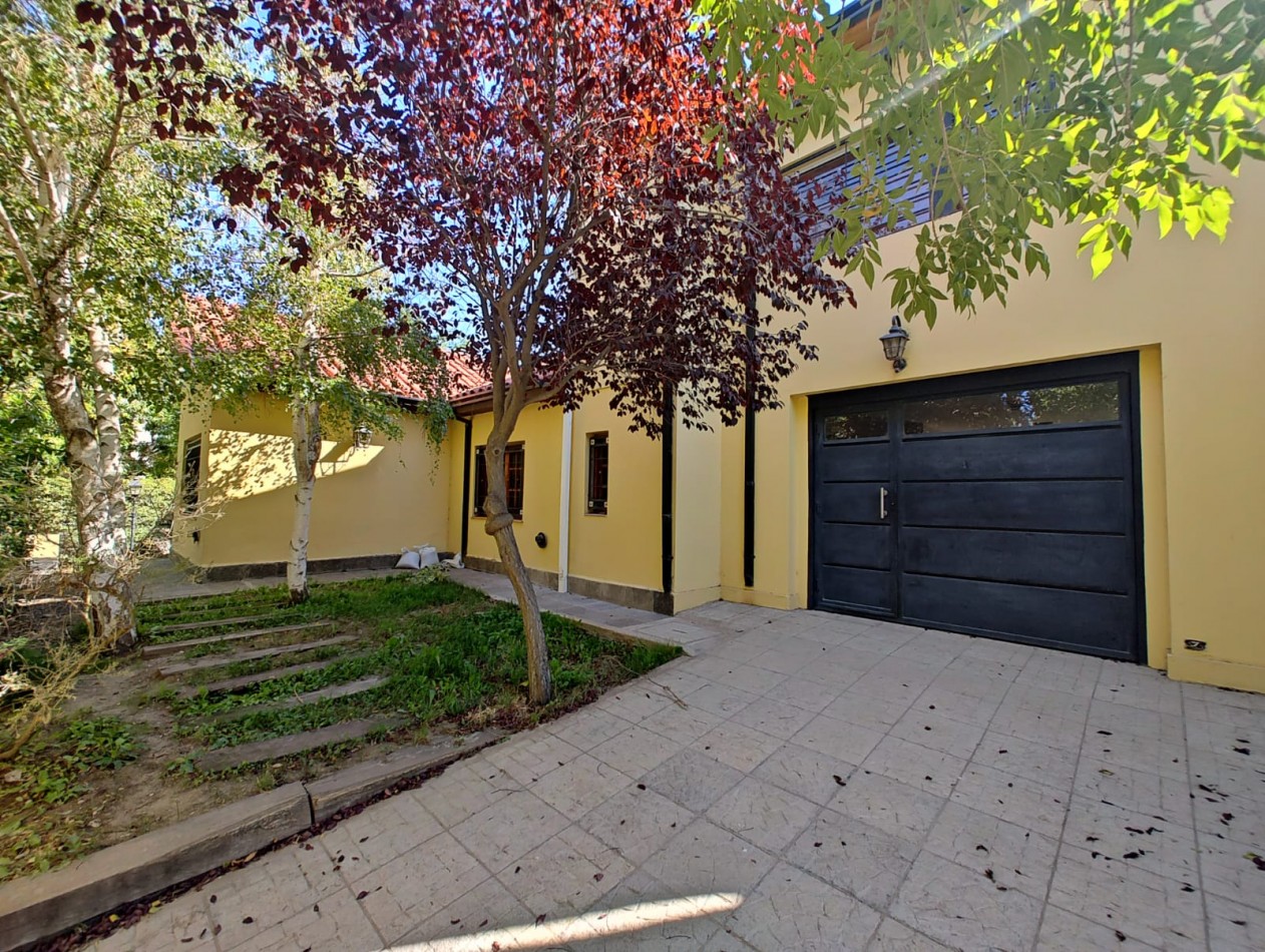 CASA 4 DORMITORIOS CON PILETA EN ALQUILER - BARRIO RINCON DE EMILIO