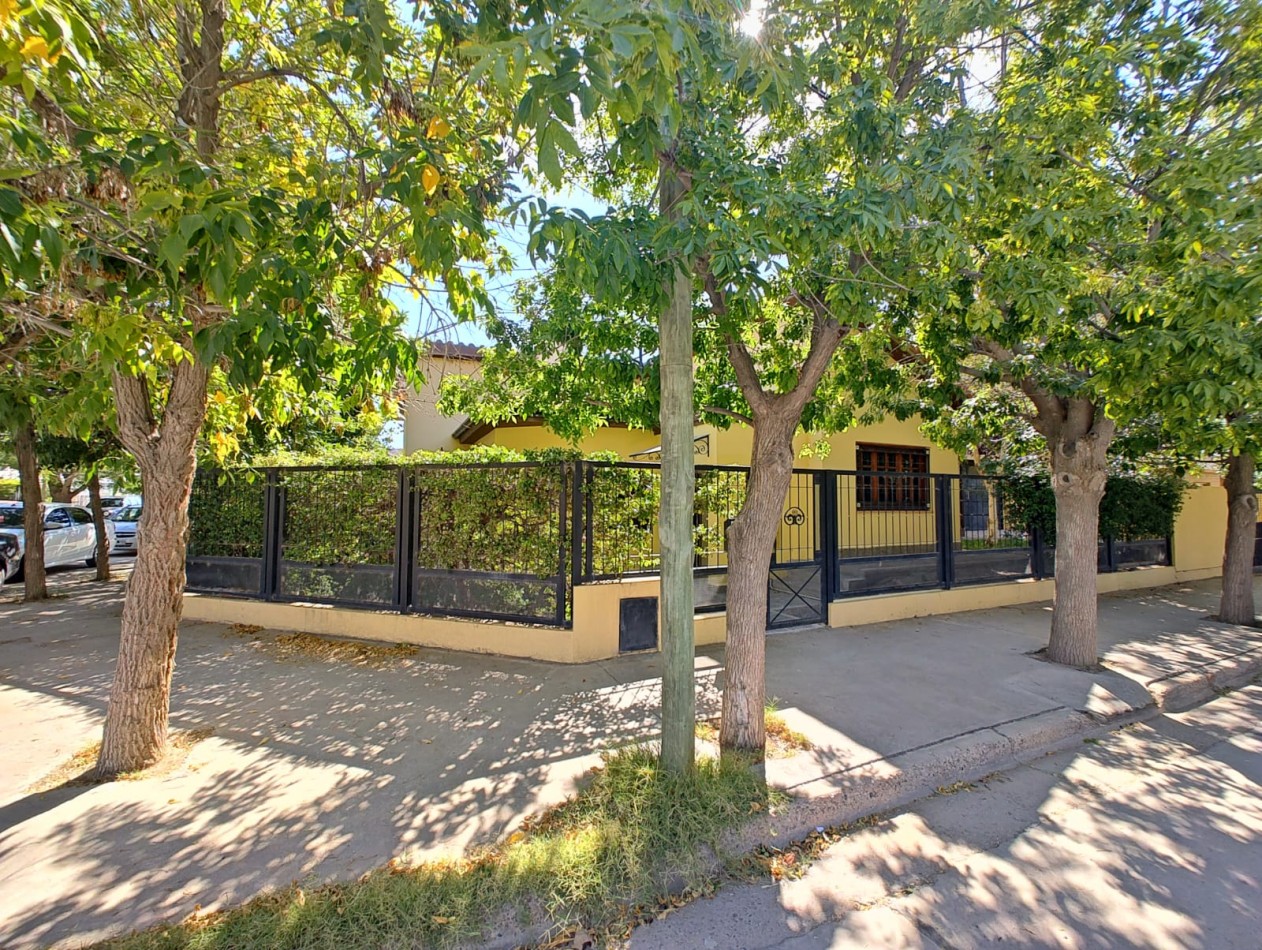 CASA 4 DORMITORIOS CON PILETA EN ALQUILER - BARRIO RINCON DE EMILIO