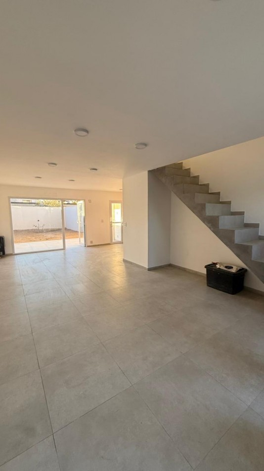 DUPLEX A ESTRENAR EN VENTA | 3 DORMITORIOS + 3 BAÑOS | BARRIO DON LUCAKS - PLOTTIER