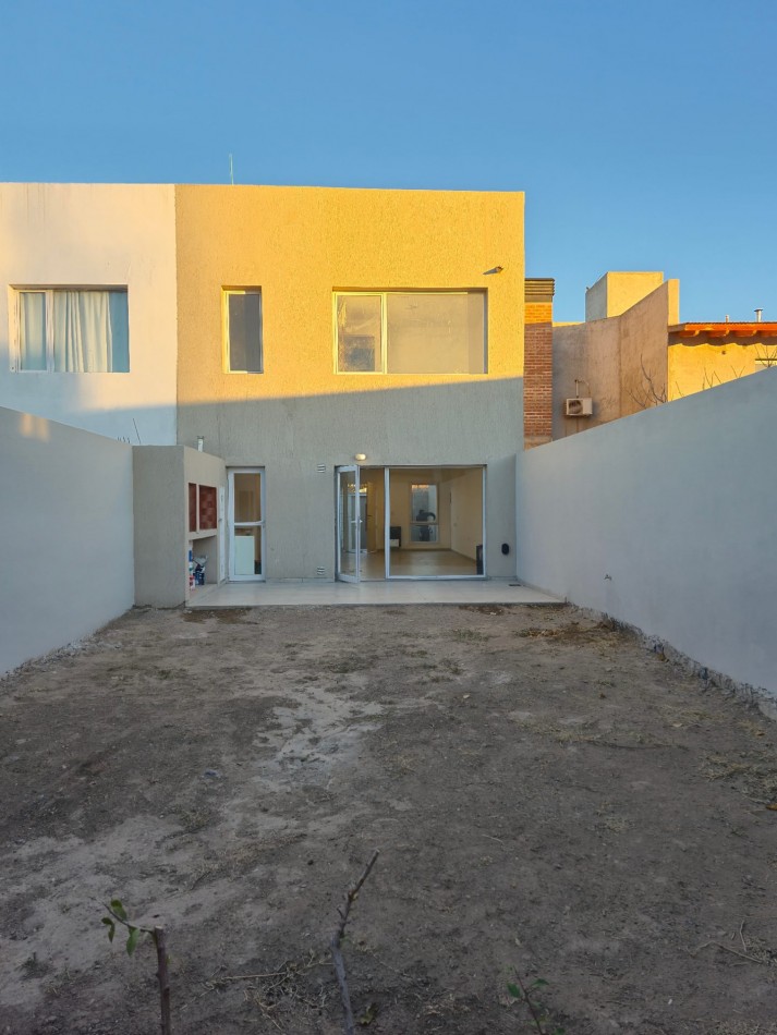 DUPLEX A ESTRENAR EN VENTA | 3 DORMITORIOS + 3 BAÑOS | BARRIO DON LUCAKS - PLOTTIER