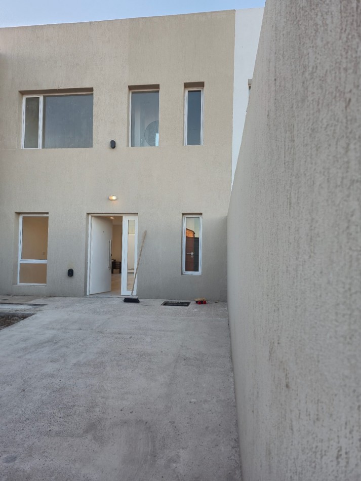 DUPLEX A ESTRENAR EN VENTA | 3 DORMITORIOS + 3 BAÑOS | BARRIO DON LUCAKS - PLOTTIER