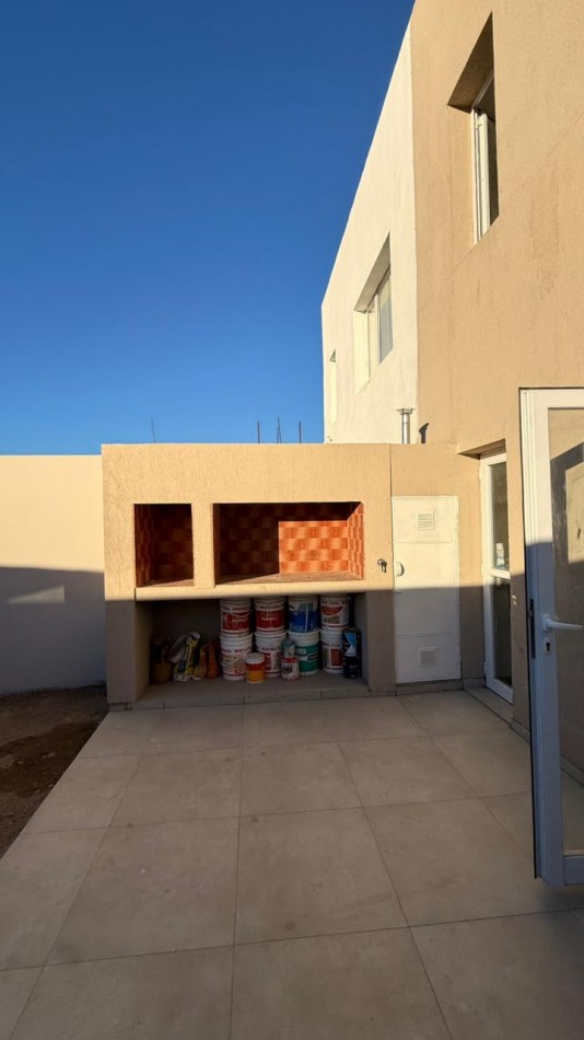 DUPLEX A ESTRENAR EN VENTA | 3 DORMITORIOS + 3 BAÑOS | BARRIO DON LUCAKS - PLOTTIER