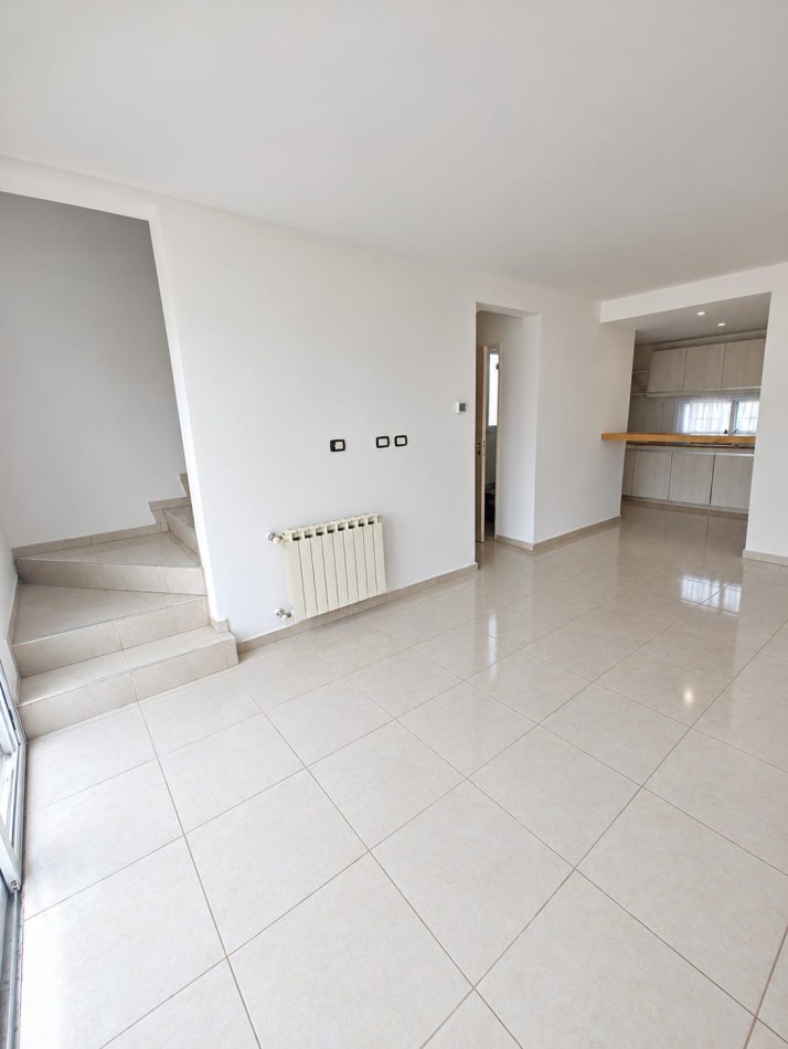 DUPLEX DOS DORMITORIOS CON ENTRADA VEHICULAR, PATIO Y PARRILLA EN ALQUILER | BARRIO PRIVADO PUEBLO DEL SOL | NEUQUEN