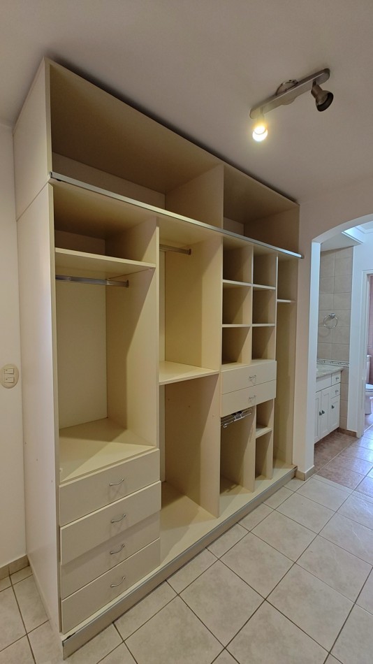 CASA 4 DORMITORIOS CON PILETA - BARRIO SANTA GENOVEVA - ALQUILER