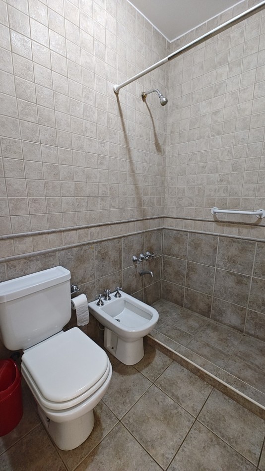CASA 4 DORMITORIOS CON PILETA - BARRIO SANTA GENOVEVA - ALQUILER