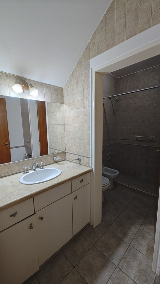 CASA 4 DORMITORIOS CON PILETA - BARRIO SANTA GENOVEVA - ALQUILER