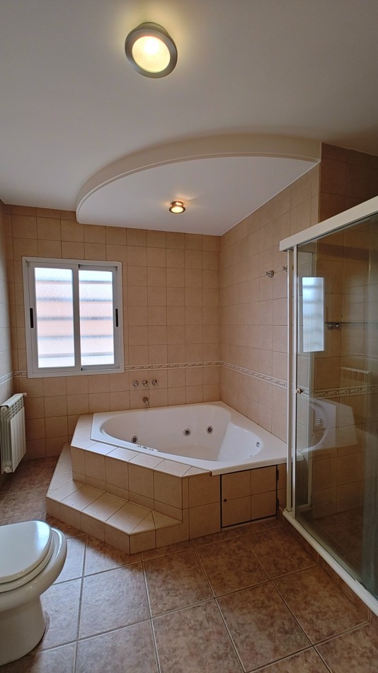CASA 4 DORMITORIOS CON PILETA - BARRIO SANTA GENOVEVA - ALQUILER