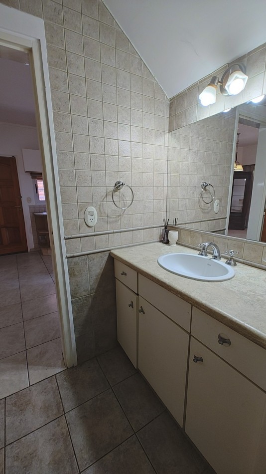 CASA 4 DORMITORIOS CON PILETA - BARRIO SANTA GENOVEVA - ALQUILER