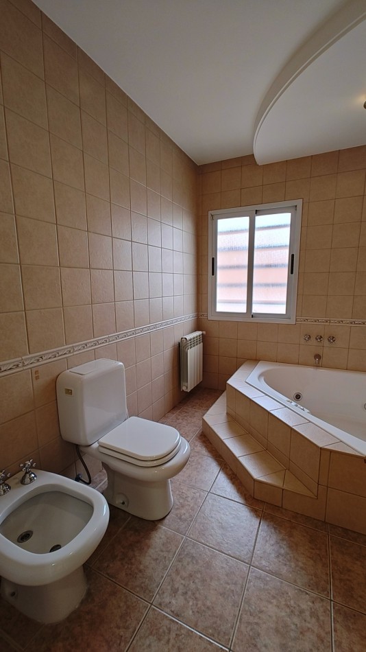 CASA 4 DORMITORIOS CON PILETA - BARRIO SANTA GENOVEVA - ALQUILER