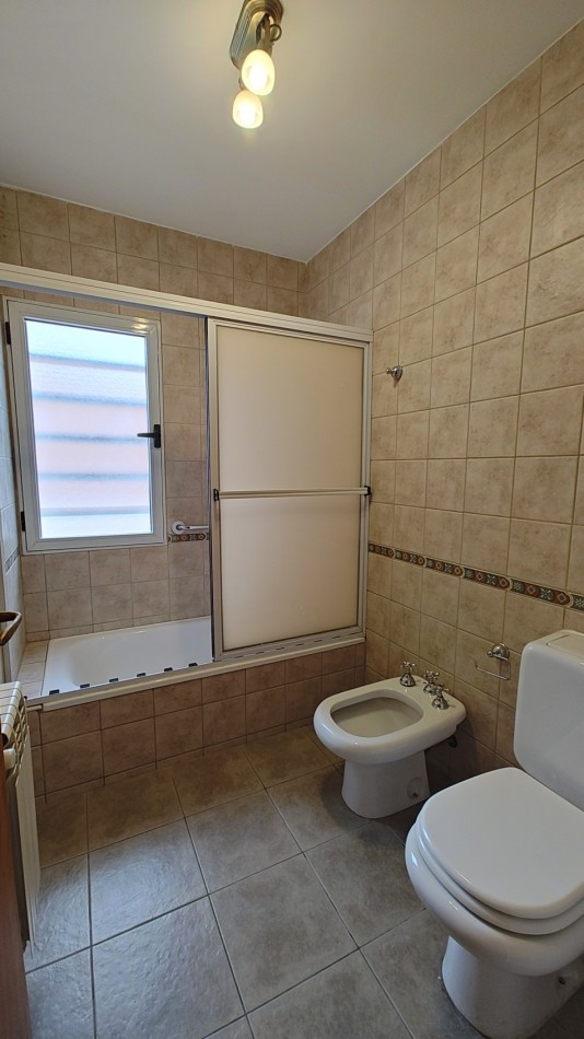 CASA 4 DORMITORIOS CON PILETA - BARRIO SANTA GENOVEVA - ALQUILER