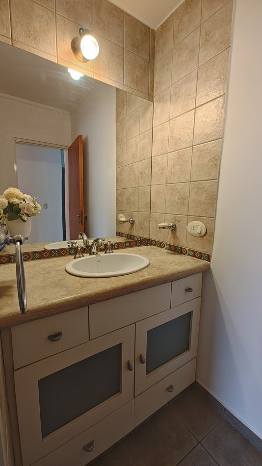 CASA 4 DORMITORIOS CON PILETA - BARRIO SANTA GENOVEVA - ALQUILER