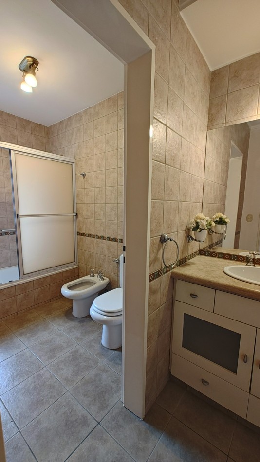 CASA 4 DORMITORIOS CON PILETA - BARRIO SANTA GENOVEVA - ALQUILER